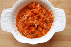 1、番茄肉酱披萨 ,西红柿洗净，开水烫一下，去皮，切丁。洋葱切丁。锅里放油烧热，加入洋葱炒香，加肉炒，加西红柿炒出汁水，加粉料，加盐，盖上锅，小火煮20分钟左右，中间不时开锅翻炒一下，以免糊底。煮好后，如果汤汁仍然较多，大火收汁一下成为酱