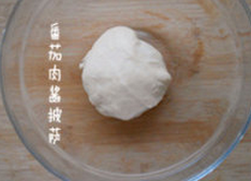 2、番茄肉酱披萨 ,把面团的所有材料揉成团，使劲揉，至扩展阶段