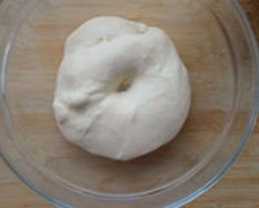 3、番茄肉酱披萨 ,面团发酵至2倍大，一分为二