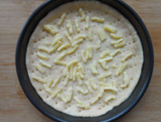 6、番茄肉酱披萨 ,撒一层马苏里拉芝士，铺上番茄肉酱，放进预热200度的烤箱，烤10分钟