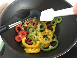 4、美味的牛排披萨,加入适量的盐进行煸炒。