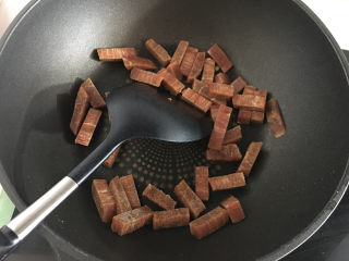 6、美味的牛排披萨,然后将牛肉条倒入锅中进行煸炒。