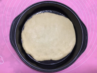 12、美味的牛排披萨,将擀好的饼皮放入披萨盘中。