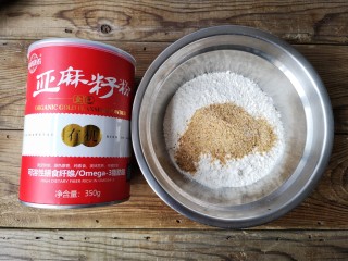 1、至尊牛肉小披萨,在150克普通面粉中加入30克亚麻籽粉混合均匀。（也可以完全用普通面粉）