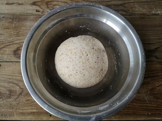 4、至尊牛肉小披萨,揉成光滑面团，盖保鲜膜醒发（大约1小时）。