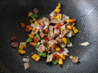 11、至尊牛肉小披萨,下入腌好的牛肉和彩椒，洋葱一起下锅，大火翻炒断生后盛出备用。