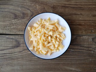 9、至尊牛肉小披萨,奶酪切碎备用。