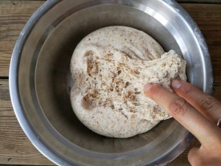 12、至尊牛肉小披萨,面团发好后拨开里面呈蜂窝状。