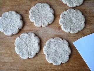 15、至尊牛肉小披萨,可以用切面板稍微造型一下。（我是因为面饼擀的有点大了，弄个造型往里收收，害羞脸）