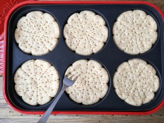 16、至尊牛肉小披萨,六孔锅稍微预热一下，放入饼坯，用叉子插上排气孔。