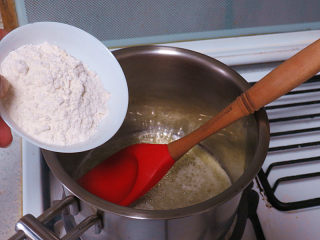 3、浓郁味香的【培根奶油炖菜】,黄油融化之后倒入面粉