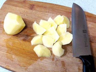 7、浓郁味香的【培根奶油炖菜】,土豆去皮同切成滚刀小块