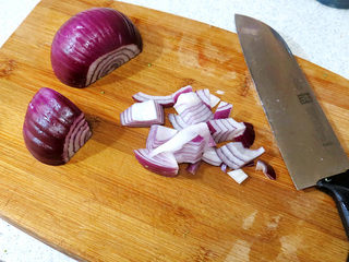 9、浓郁味香的【培根奶油炖菜】,洋葱去皮切块