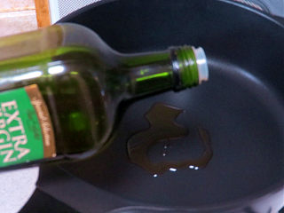 12、浓郁味香的【培根奶油炖菜】,锅中放少许橄榄油