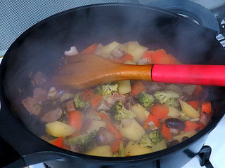 17、浓郁味香的【培根奶油炖菜】,西兰花入锅翻炒片刻