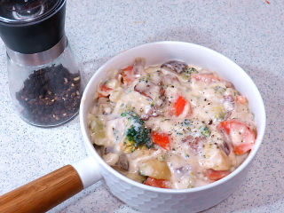 20、浓郁味香的【培根奶油炖菜】,出锅后，现磨适量黑胡椒调味即可