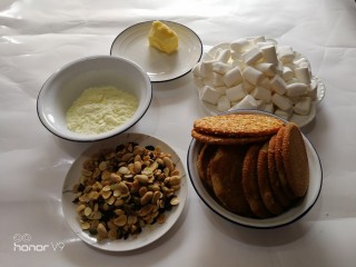 1、网红雪花酥,准备好原材料，花生米，杏仁片，核桃仁放烤箱小火烤熟。