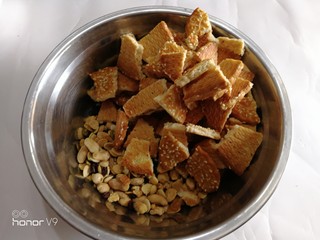 2、网红雪花酥,饼干掰碎和果干放入盆子里面。