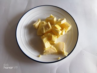 4、网红雪花酥,黄油切小块。