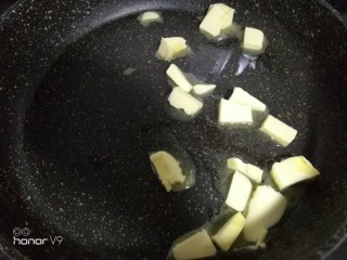 5、网红雪花酥,黄油放入不粘锅里面小火融化。