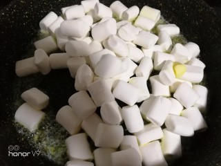 6、网红雪花酥,黄油融化以后放入棉花糖。