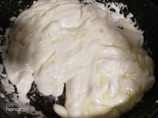 7、网红雪花酥,搅拌到完全融化状态。