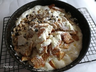 8、网红雪花酥,离火，将搅拌好的饼干碎等放入。