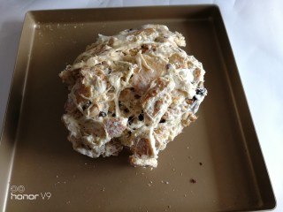 9、网红雪花酥,倒入烤盘里面。