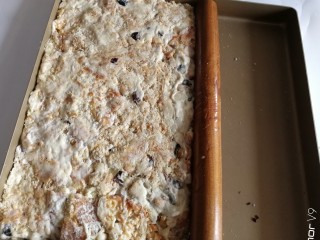 11、网红雪花酥,用擀面杖擀平。