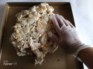 10、网红雪花酥,趁热操作。