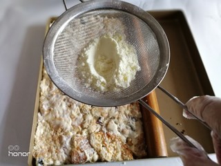 12、网红雪花酥,筛上奶粉。