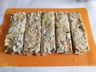 13、网红雪花酥,放垫子上面切小块。