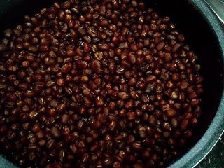 6、传统广式豆沙月饼,我买的是农村自家种的红豆，颗颗个头大，饱满，主要是很快就能煲烂，如果亲买的不是容易煲烂的，红豆请提前煲哦