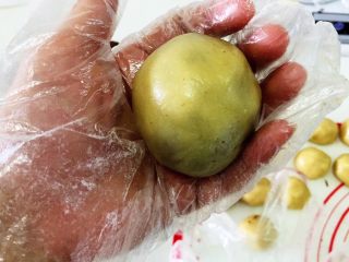 14、传统广式豆沙月饼,轻轻地把饼胚搓成头大身小的圆柱形