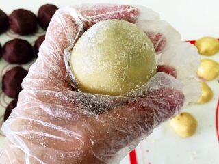 15、传统广式豆沙月饼,在大的那头撒上粉