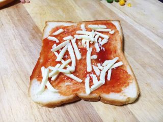 7、鲜虾吐司披萨,撒上少许的马苏里拉奶酪。