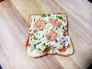 9、鲜虾吐司披萨,放入虾仁。