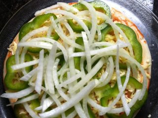 5、美味牛肉披萨,再铺上青椒，洋葱