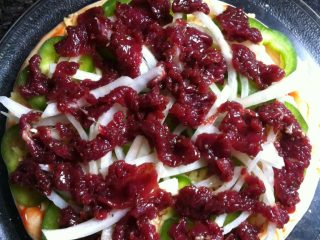 7、美味牛肉披萨,烤好了之后，再拿出来，铺上腌制好的牛肉再铺上一层奶酪，再烤10分钟