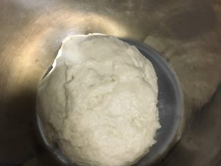 1、北海道奶油吐司,中种面团揉至无干粉，放冰箱冷藏