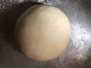 5、北海道奶油吐司,取出揉光