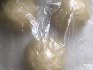6、北海道奶油吐司,分割成三等份松弛二十分钟