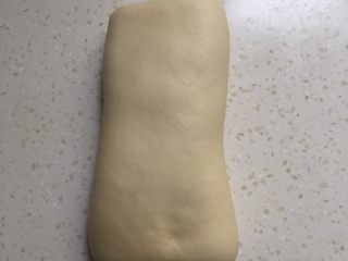 9、北海道奶油吐司,再反过面来，光面向上擀牛舌型