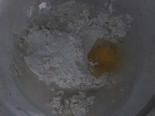 1、无油花生酱面包,高筋粉、盐、白糖、水、鸡蛋、酵母（不和水接触）全部放厨师机内搅打成光滑的面团(我怕揉断筋，都是感觉差不多就取出摔几下)。