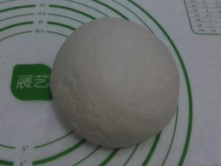 2、无油花生酱面包,摔至能拉出边缘光滑的膜。