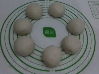 3、无油花生酱面包,平均分成7个面剂。