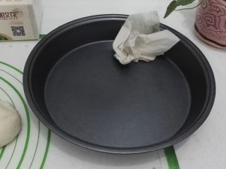 4、无油花生酱面包,披萨盘洗净用厨房抽纸擦干，用手抹一层油防粘。