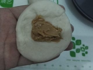 5、无油花生酱面包,面剂用手捏成一圈薄中间厚的面片，放上适量花生酱，我用勺随意挖的。