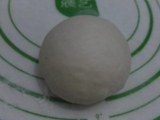 7、无油花生酱面包,封口朝下，掌心相对转圈把面剂团圆。