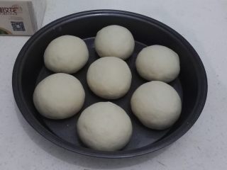 8、无油花生酱面包,逐个包馅放入披萨盘内，放入烤箱醒发(不插电，利用密闭环境醒发防干皮)。